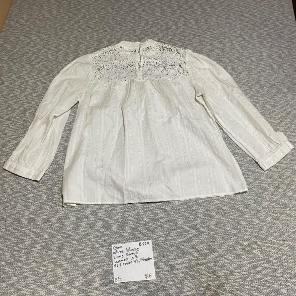 Gap white blouse with lace trim and long sleeves, size XS. SKU-B224